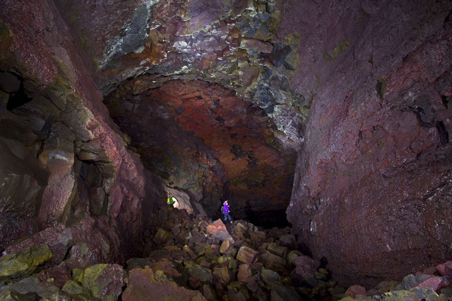 Vidgelmir : grotte de lave et ses belles couleurs