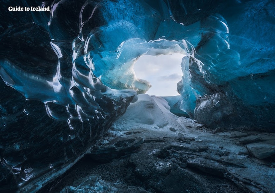 어두운 푸른 색조를 띈 아이슬란드 얼음 동굴 내부