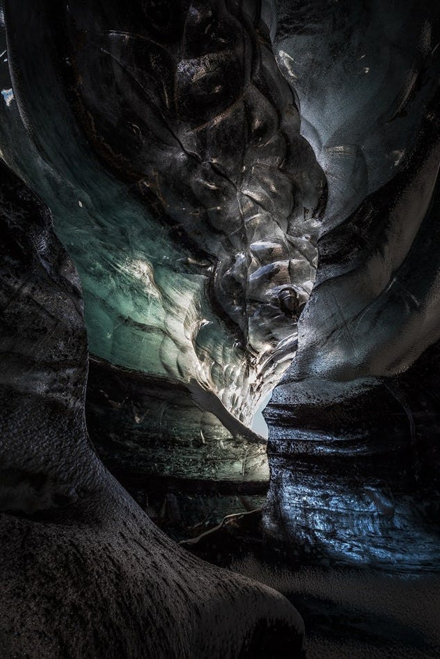 Glace noire de la grotte de glace Katla en Islande