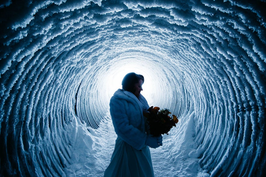Photo de mariage au sein du tunnel de glace au Langjokull