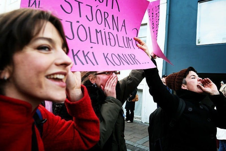 平和的なデモをするアイスランドの女性たち