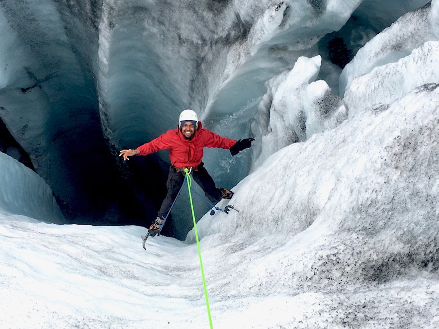 Wspinaczka po lodowcu na Islandii, idealna aktywność jeżeli przylatujesz latem.