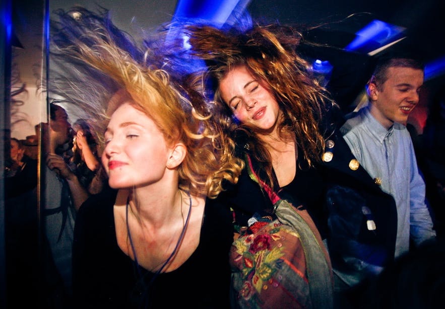 Танцы и вечеринки в Исландии идут круглый год.