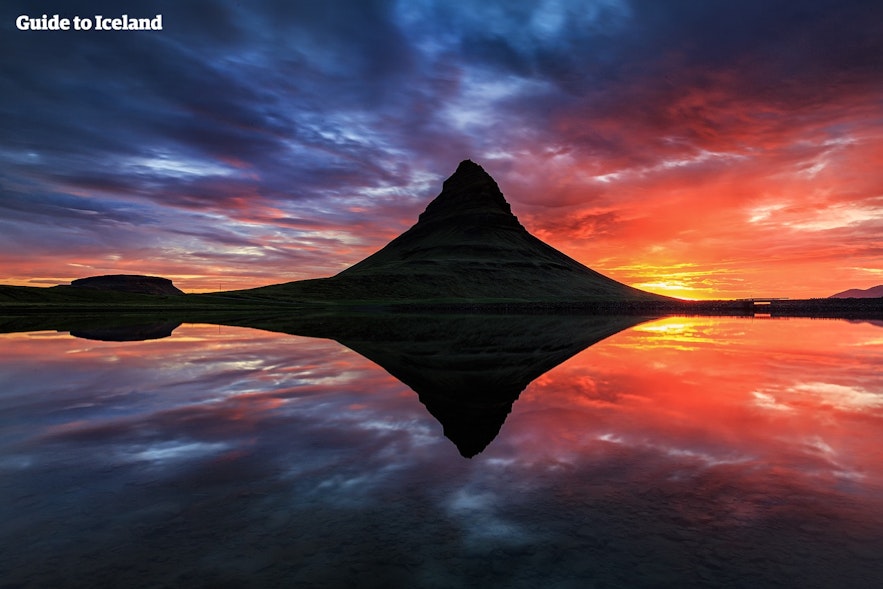 Mont Kirkjufell, situé dans la péninsule de Snaefellsnes et sous le soleil de minuit