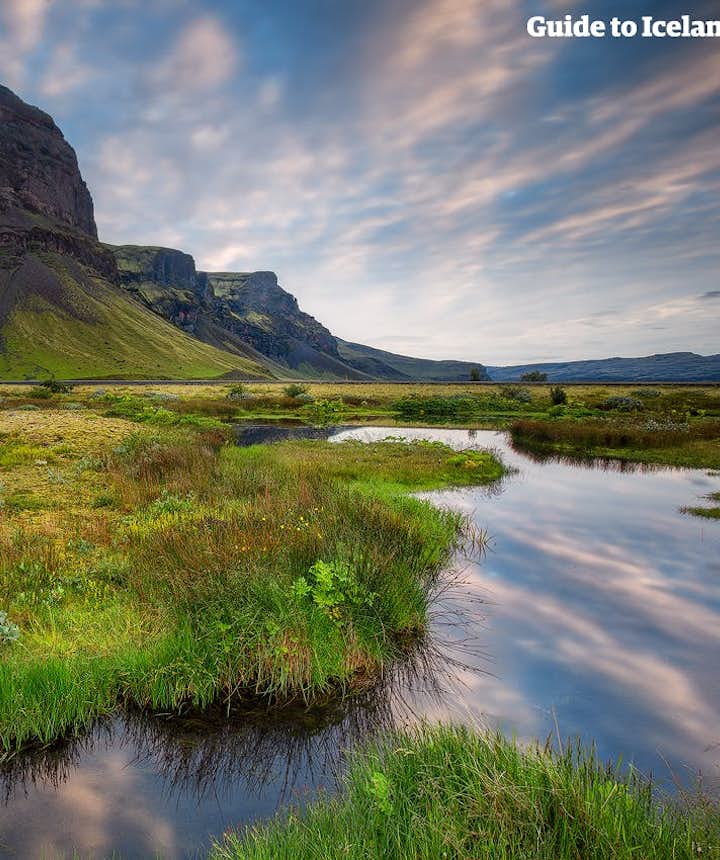 Im Juli kannst du auch abgelegene Gebiete in Island erkunden.