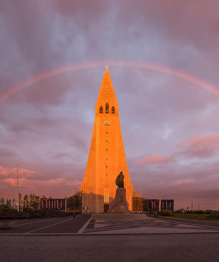 En regnbue over Reykjavík.