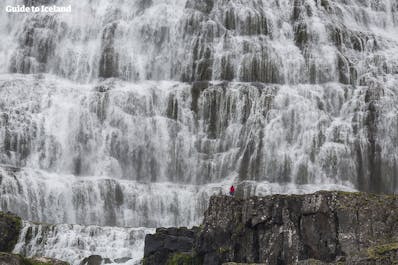 冰岛西峡湾著名的丁坚地瀑布(Dynjadi)同样也被成为Fjallfoss瀑布