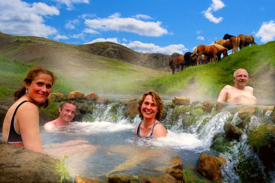 Se relaxer dans une source chaude en Islande au mois de mai