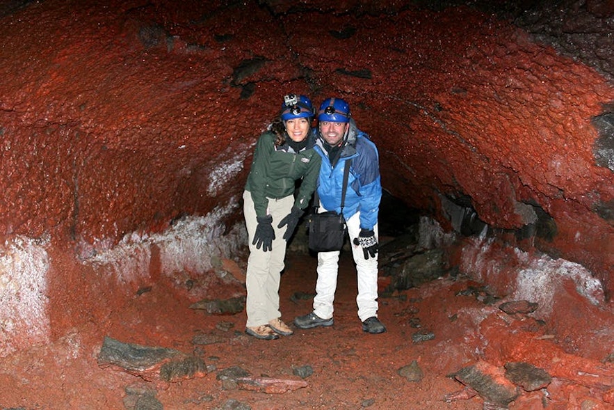 용암 동굴 투어를 통해 지표면 아래의 아이슬란드가 어떤 모습인지 탐험할 수 있습니다.