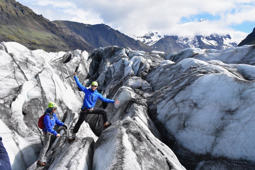 アイスランドの氷河には火山噴火の証拠となる灰の層が見られる