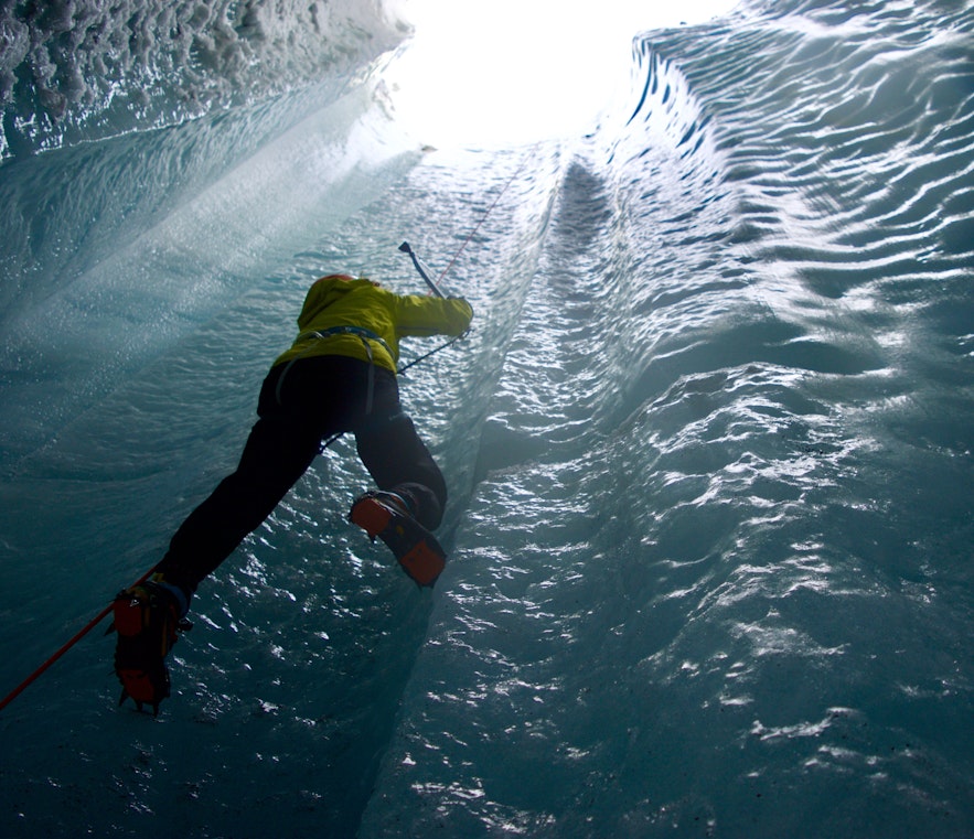 氷河ハイキング体験をより一層楽しくするにはアイスクライミング体験を追加！
