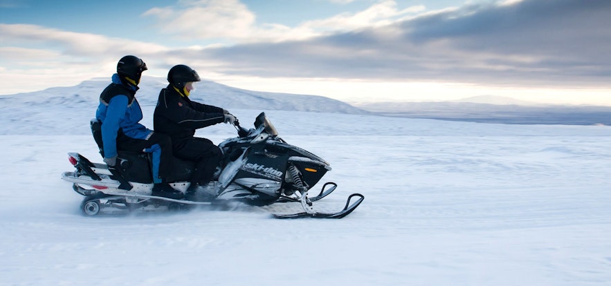 朗格冰川上的雪地摩托车手。