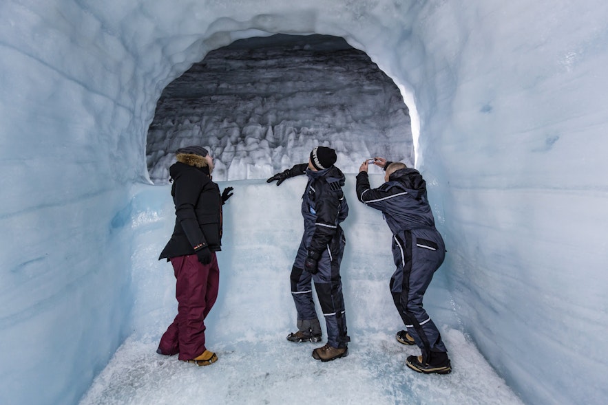 ラングヨークトル氷河のアイストンネルにはたくさんの部屋が掘られている