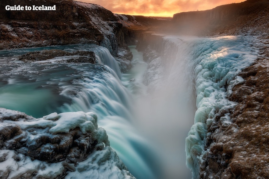 Zamarznięty wodospad Gullfoss na Islandii