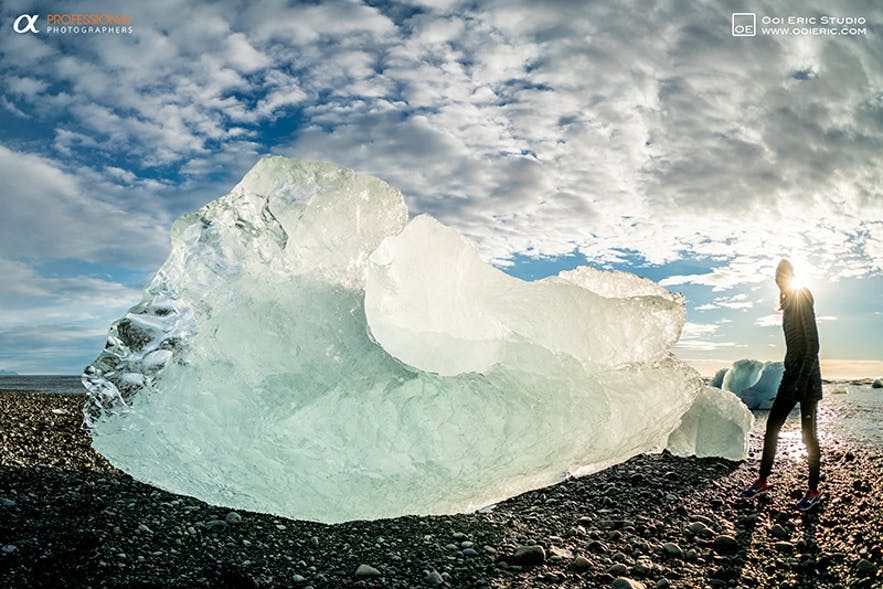 Der Diamond Beach liegt neben der Gletscherlagune - dort werden die Eisberge ans Ufer gespült.