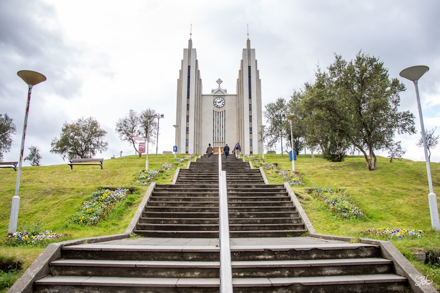 Die Akureyrarkirkja unterscheidet sich in ihrem Baustil von den meisten anderen Kirchen in Island