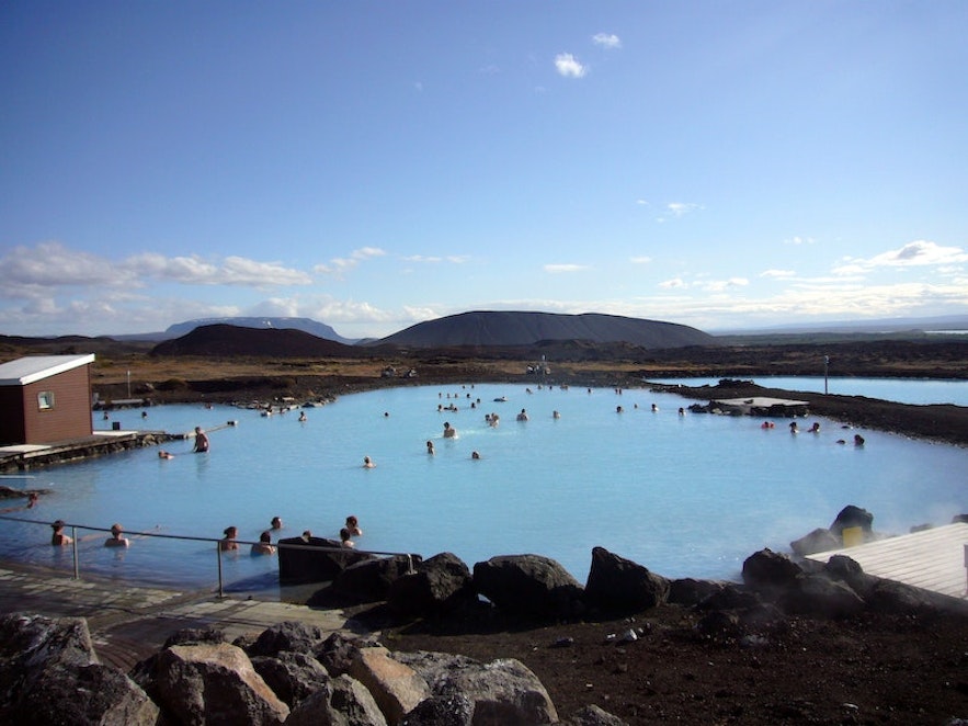 夏季时的冰岛北部米湖天然温泉