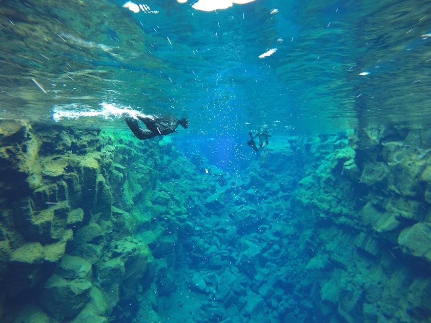 在冰岛的丝浮拉大裂缝浮潜，遨游于两大地质版块之间
