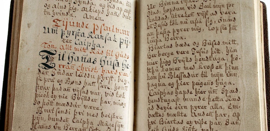 Ein altes Manuskript im Kultur-Haus Safnahúsið