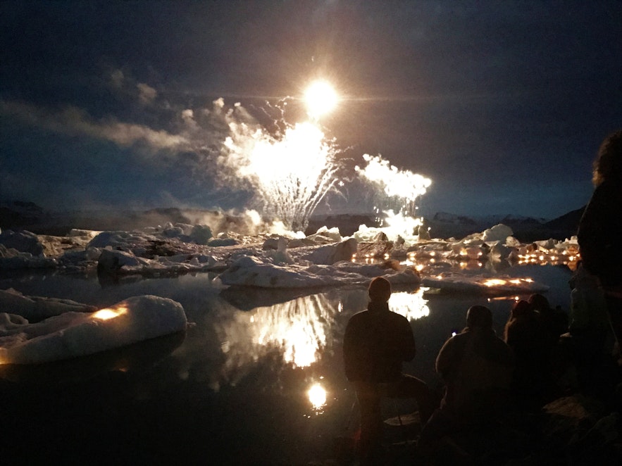 Die Gletscherlagune erstrahlt im Feuerwerk
