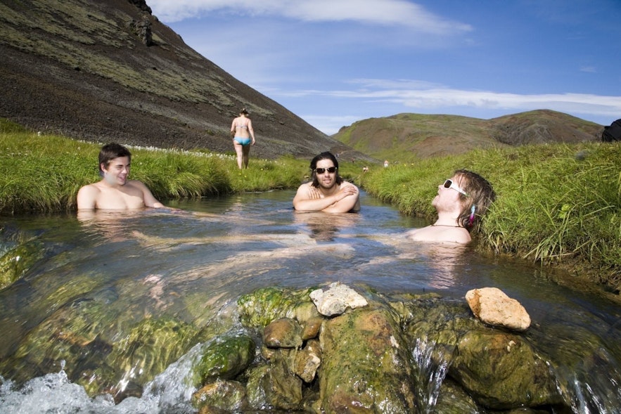 ยังไงผู้ที่มาแคมป์ปิ้งในไอซ์แลนด์ก็ต้องได้ลงไปแช่น้ำร้อนธรรมชาติกันบ้างสักครั้ง