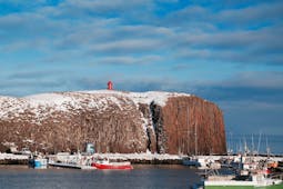 冰岛西部斯奈山半岛斯蒂基斯霍尔米小镇的港口和红色小灯塔