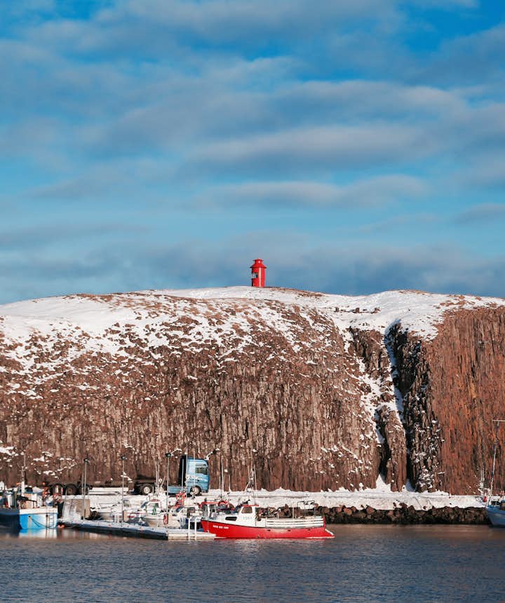 斯蒂斯基霍尔米港口边小岛上的红色小灯塔
