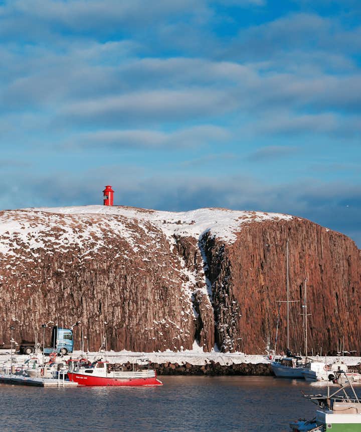 斯蒂斯基霍尔米港口边小岛上的红色小灯塔