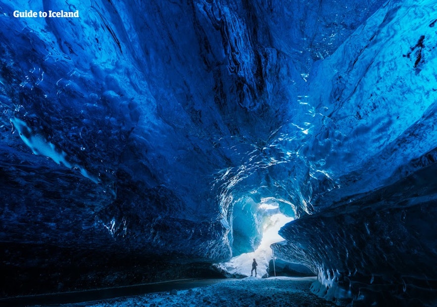 日々姿を変える、氷河の洞窟