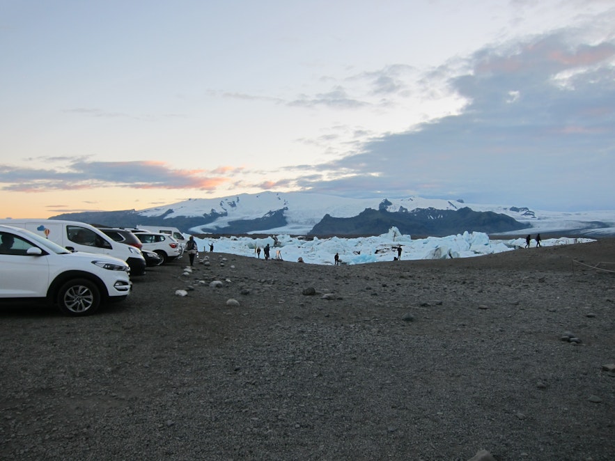 車が並ぶヨークルスアゥルロゥン氷河湖の駐車場