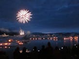 ヨークルスアゥルロゥン氷河湖の空を彩る花火大会