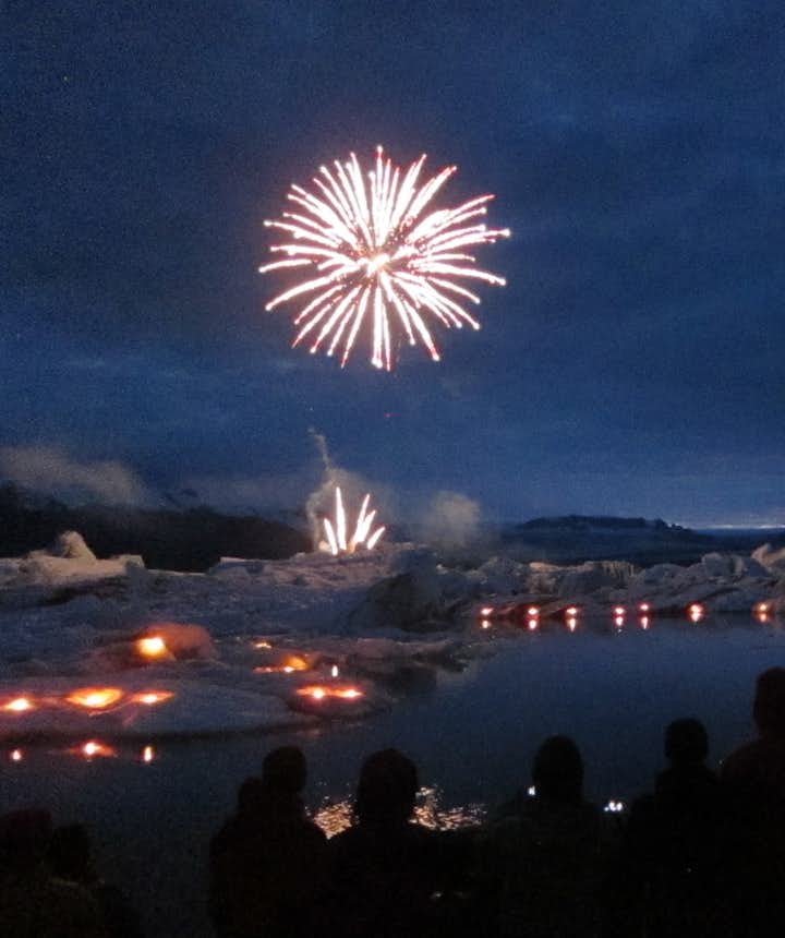 ヨークルスアゥルロゥン氷河湖の空に舞い上がる花火