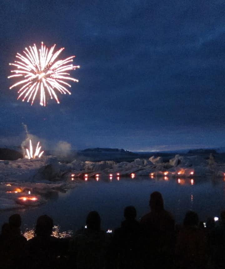 ヨークルスアゥルロゥン氷河湖の空に舞い上がる花火