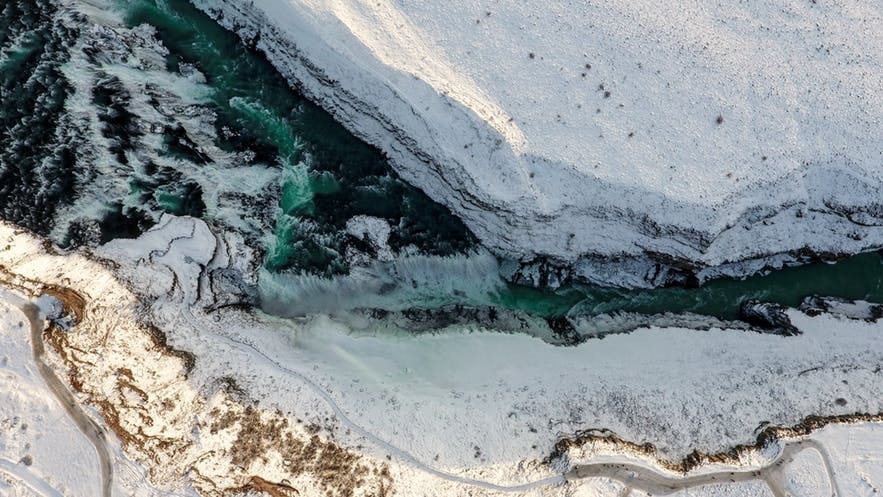 Eine Luftaufnahme von Islands Winterlandschaft