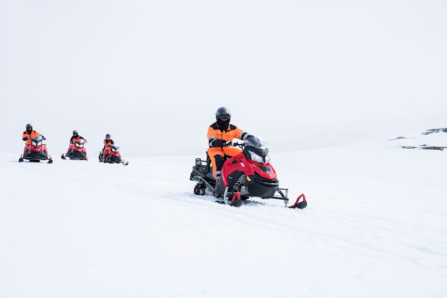 Snowmobilfahrer auf dem Langjökull-Gletscher