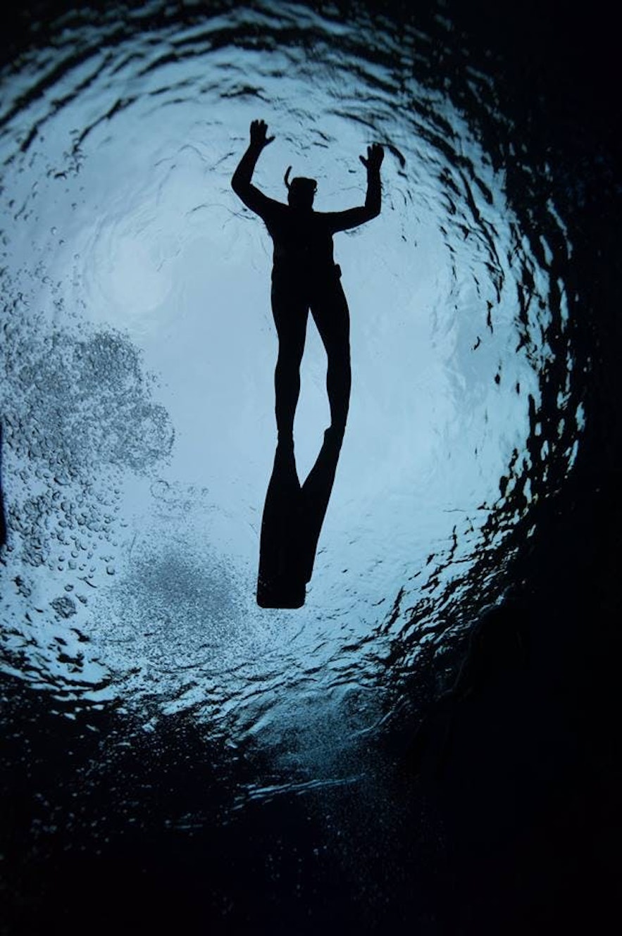 Photo d'un plongeur depuis les fonds marins