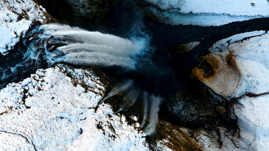 Zimowy wodospad na Islandii