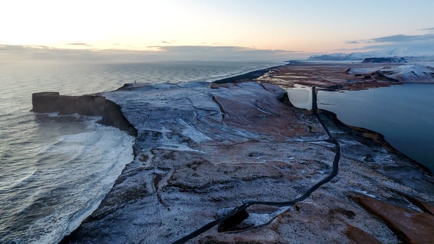 Über den Dyrhólaey-Klippen in Island im Januar