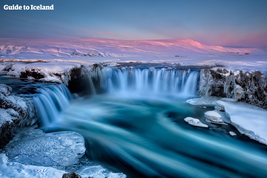 Wodospad Goðafoss zimą.