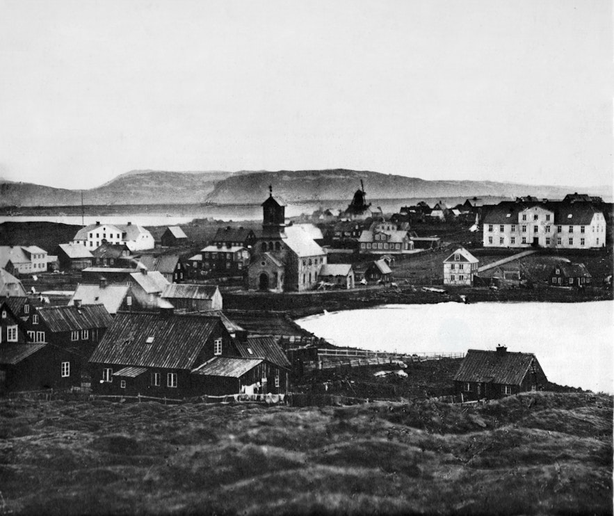 Staw Tjörnin, zdjęcie ze starego Reykjaviku.