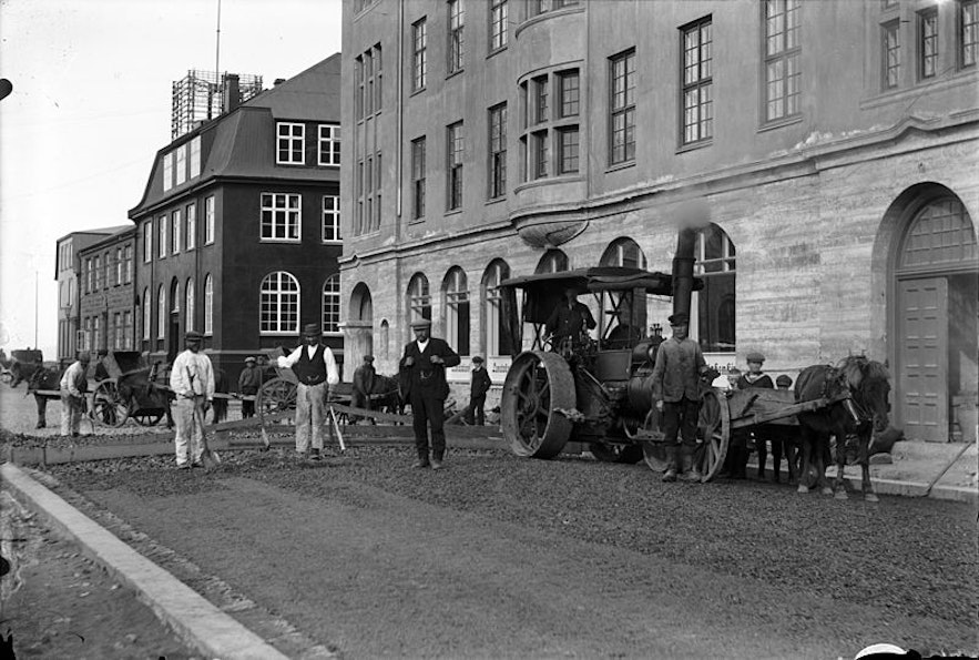 1917년 포스튀스스트라이티(Pósthússtræti)와 아우스튀르스트라이티(Austurstræti)의 도로 건설 노동자