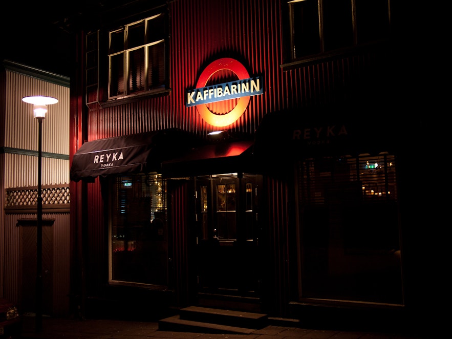 Jeden z pubów w centrum Reykjaviku.