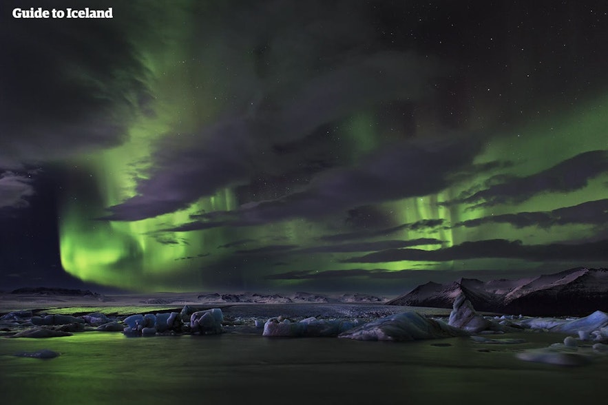 Grüne Nordlichter über der Gletscherlagune Jökulsárlón