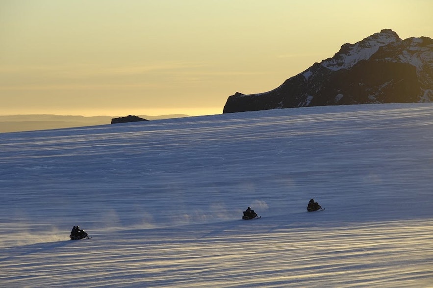 在朗格冰川（Langjökull）乘坐雪地摩托