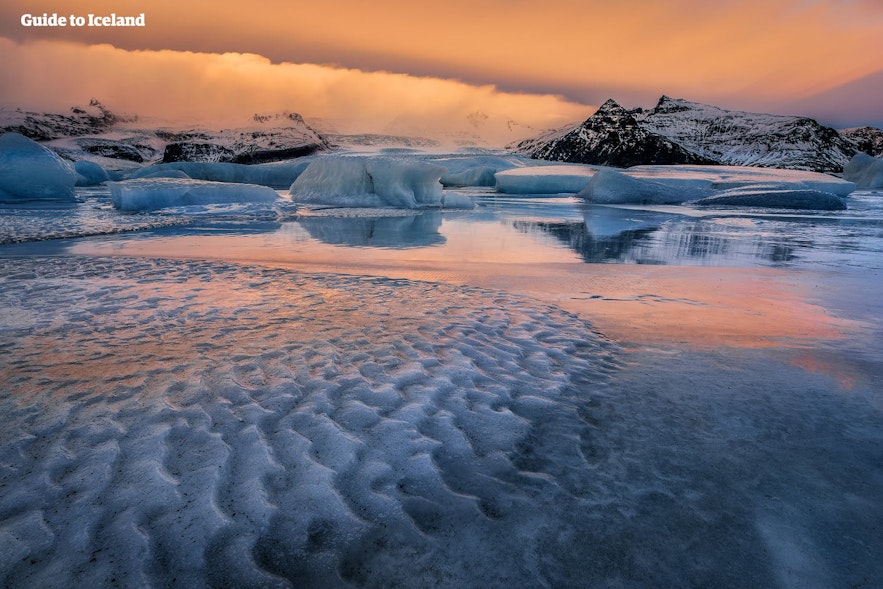 夕焼け空を映すヨークルスアゥルロゥン氷河湖