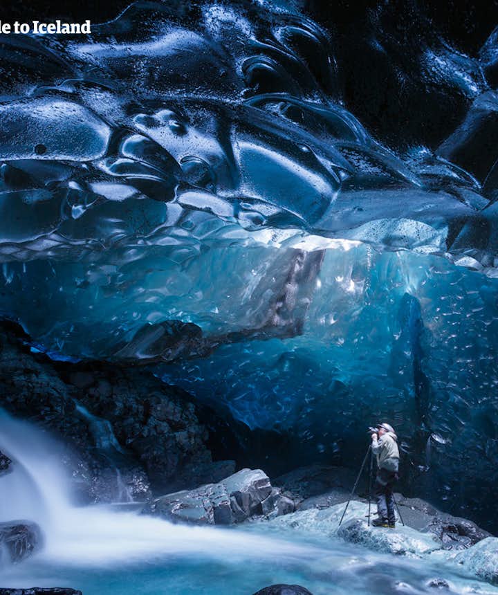 Eishöhlenerkundungen zählen zu den einmaligsten Erlebnissen während deines Islandurlaubs im Winter.