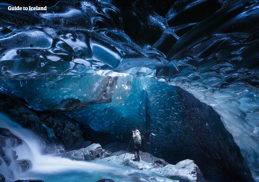 Las cuevas de hielo son una de las experiencias más únicas disponibles durante tu estancia invernal en Islandia.