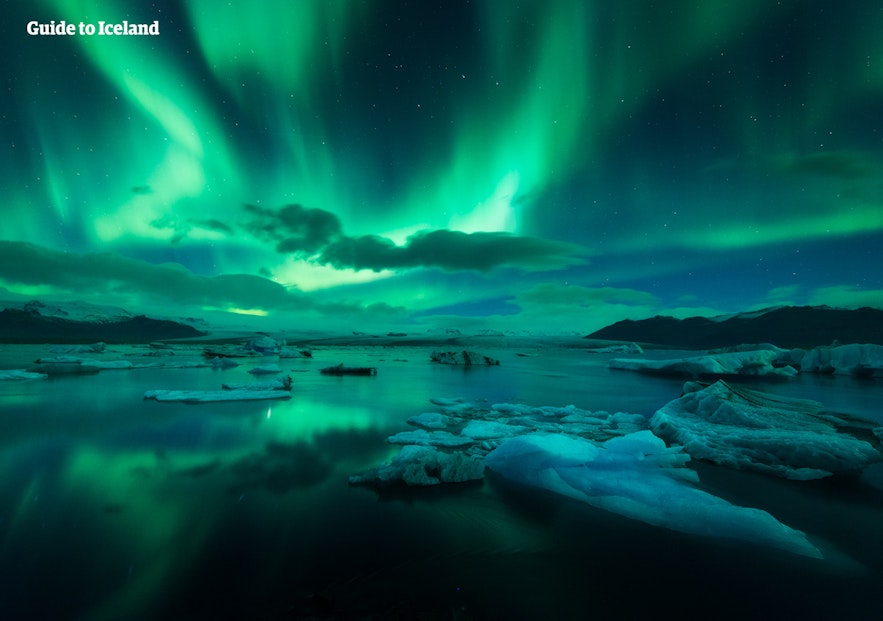 Zielona zorza polarna nad laguną lodowcową na Islandii