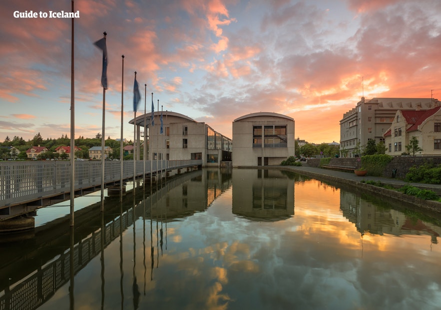 雷克雅未克市政厅就在托宁湖畔，是北欧现代主义的完美典范。