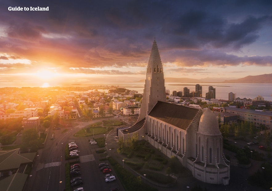 Reykjavik w trakcie zachodzącego słońca
